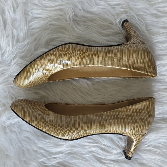 Stuart Weitzman Textured Tan Leather Pumps - Picture 13 of 13